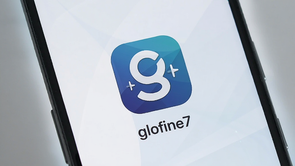 һ��չʾ��׿�ֻ���Ļ��ͼƬ����Ļ������ʾ��glofine7��Ӧ��ͼ�������ƣ�ͼ����Ƽ���ִ�������Ϊǳɫ���䣬�ֻ���Χ����΢��Ч��׺����������ˬ�ɾ��������������޶���Ԫ��