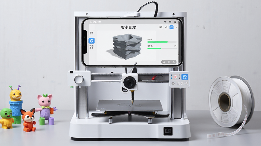 画面中央放置一台白色桌面级3D打印机,打印机上方悬浮展示手机屏幕界面,屏幕中呈现“智小白3D”软件的三维模型预览与打印进度条,背景为浅灰色简约工作台,左侧摆放几个已打印完成的彩色小摆件,右侧有一卷白色打印耗材,整体布局左右均衡、主体突出,风格为干净的产品展示摄影风,细节包括打印机喷头、模型层纹与手机UI图标,画质清晰、光线柔和、无多余杂物